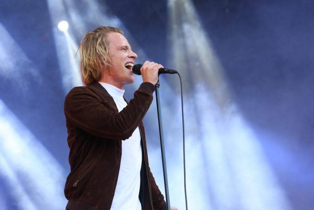 Det skal også være plass til pophelter som Sondre Justad på Øyafestivalen. Foto: Erik Valebrokk
