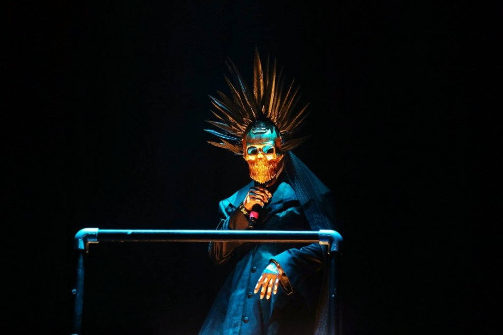 Slik entret Grace Jones scenen på Øyas siste dag. Foto: Erik Valebrokk