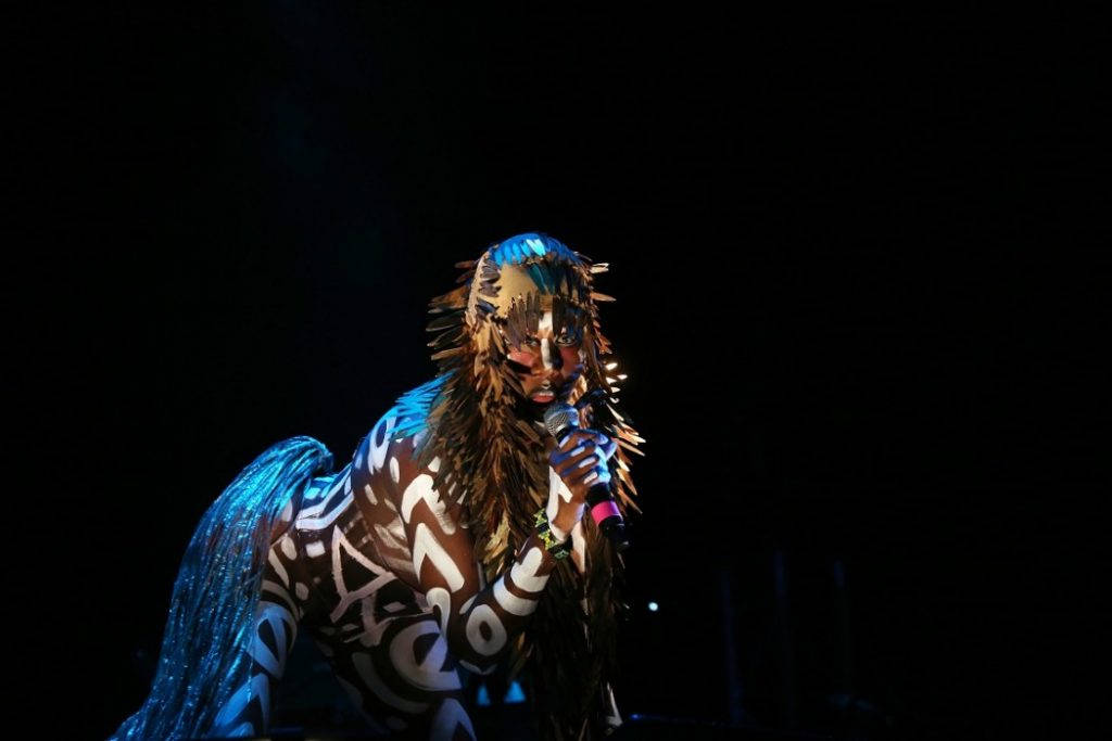 Grace Jones klarte seg utmerket uten klær. Det var jo fremdeles sommer i Norge, mente hun. Foto: Erik Valebrokk
