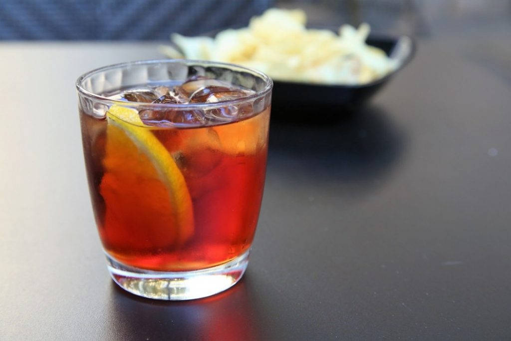 Slik ser min perfekte Negroni ut, servert på Caffè Fontanesi i Reggio Emilia. Foto: Erik Valebrokk