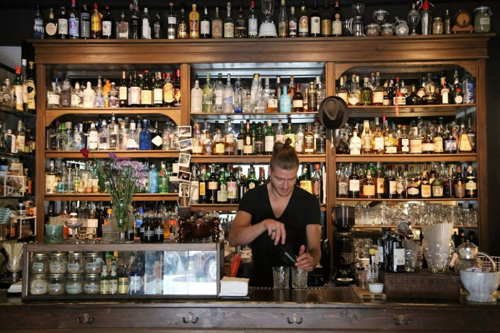Samuele Campanini i den nydelige baren Jigger i full sving med å forberede en Negroni. Foto: Erik Valebrokk