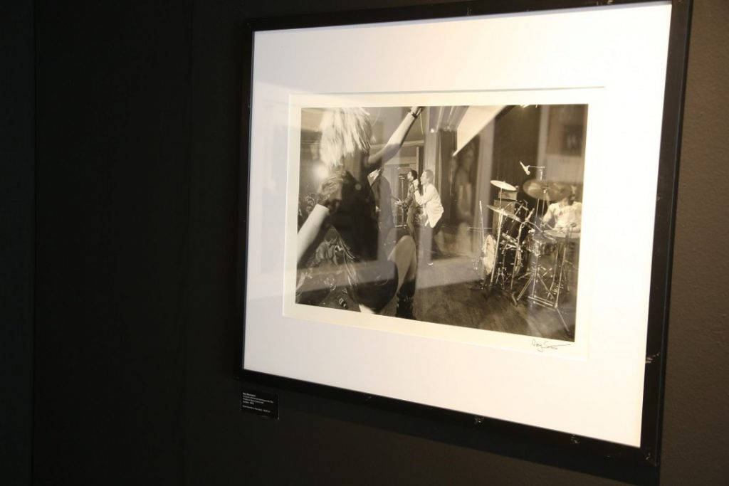 Ray Stevenson tok dette fantastiske bildet av Vivenne Westwood som danser til Sex Pistols i London i 1976. Foto: Erik Valebrokk