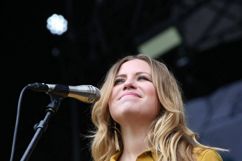 Ingebjørg Bratland åpnet Øyafestivalen 2016, men jeg lurer på om hun ikke var litt feil artist i denne settingen. Foto: Erik Valebrokk