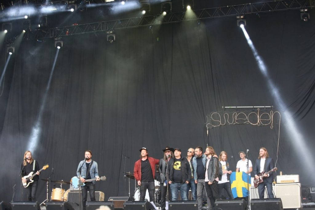 Rølpete avslutning av Swedens sett. Legg for øvrig merke til gårsdagens desidert billigste backdrop - et svensk flagg og en lysslynge er alt som skal til. Foto: Erik Valebrokk