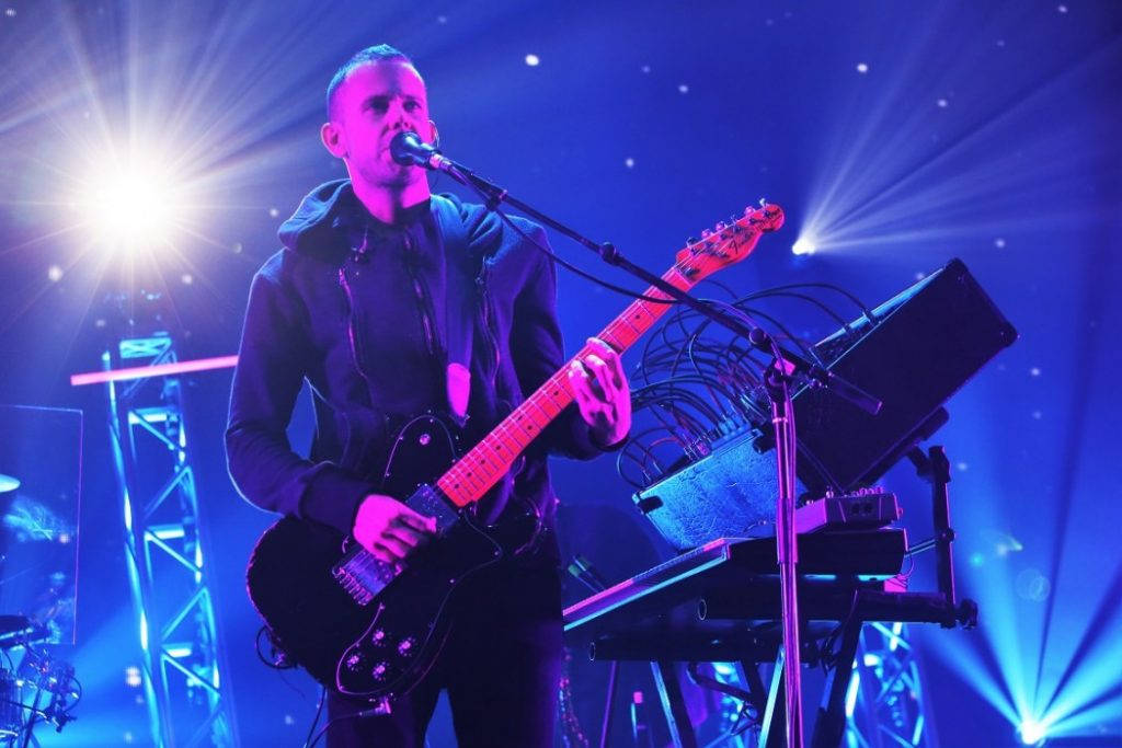 Anthony Gonzales og hans M83 spilte opp til fest i Sirkus-teltet. Foto: Erik Valebrokk