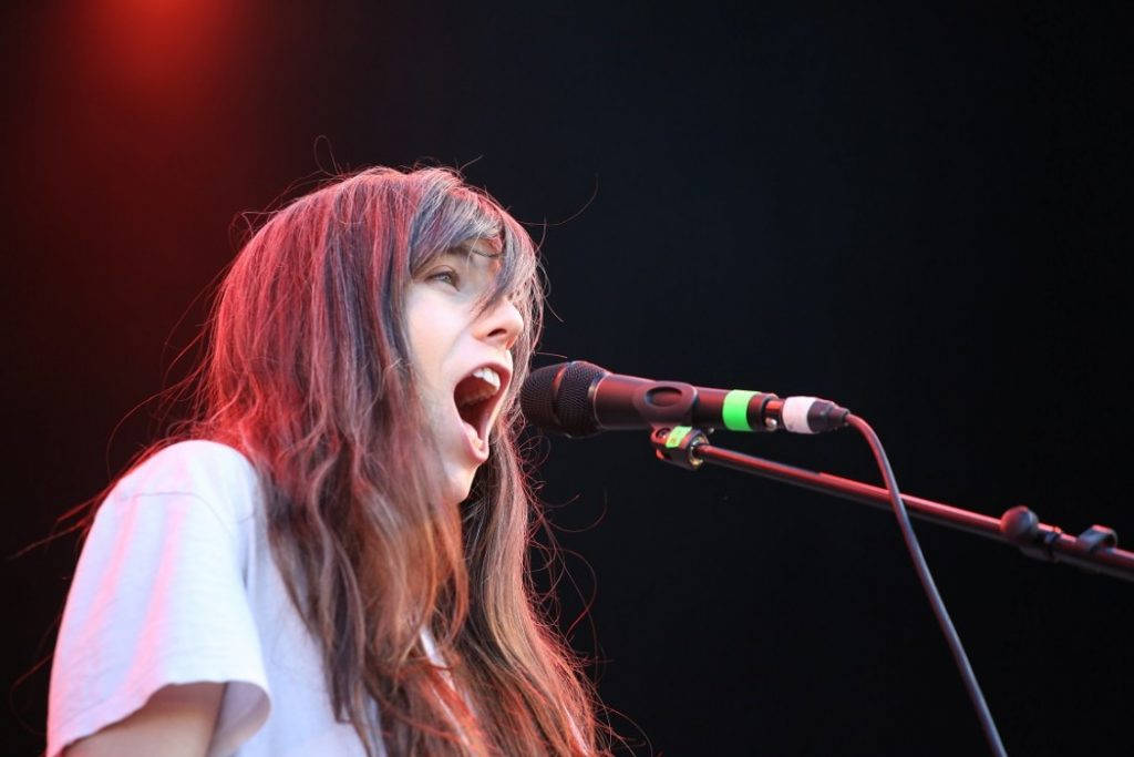 Julia Holter er nok ikke den fødte festivalartist. Foto: Erik Valebrokk