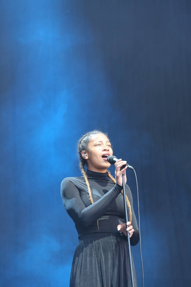 Jeg beklager om det ikke vedkommer saken så veldig, men jeg måtte bare publisere et bilde av Rosemary Longdon-Hughes som korer for Seinabo Sey. Festivalens vakreste? Foto: Erik Valebrokk