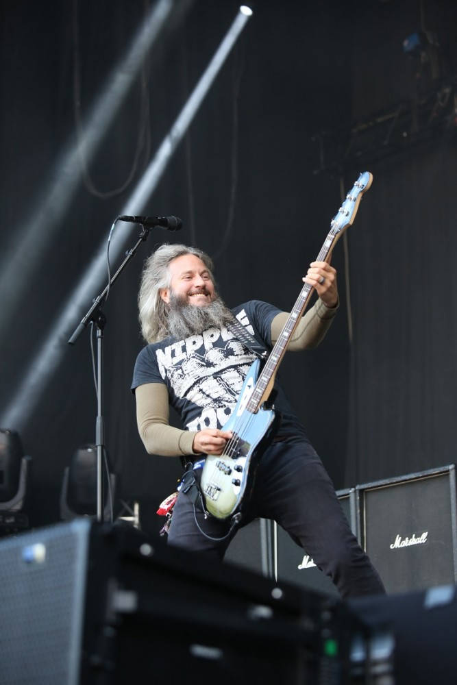 Troy Sanders elsker scenen! Og bassen sin. Foto: Erik Valebrokk