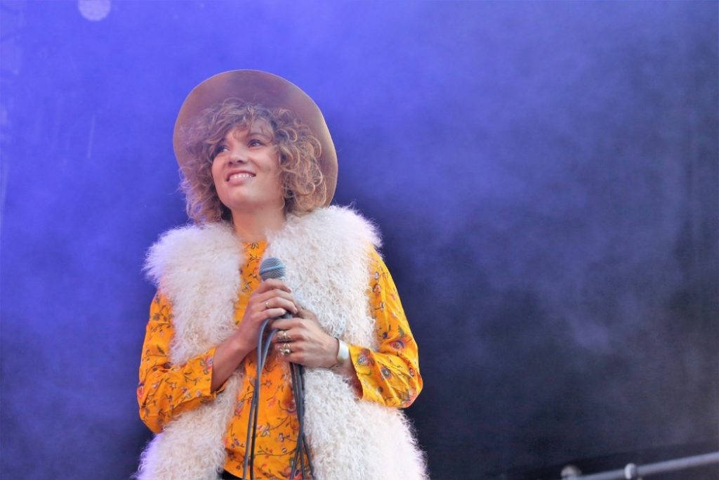 Amanda Bergman gjestet Øya med Amason i fjor. I går var hun tilbake som soloartist. Foto: Erik Valebrokk