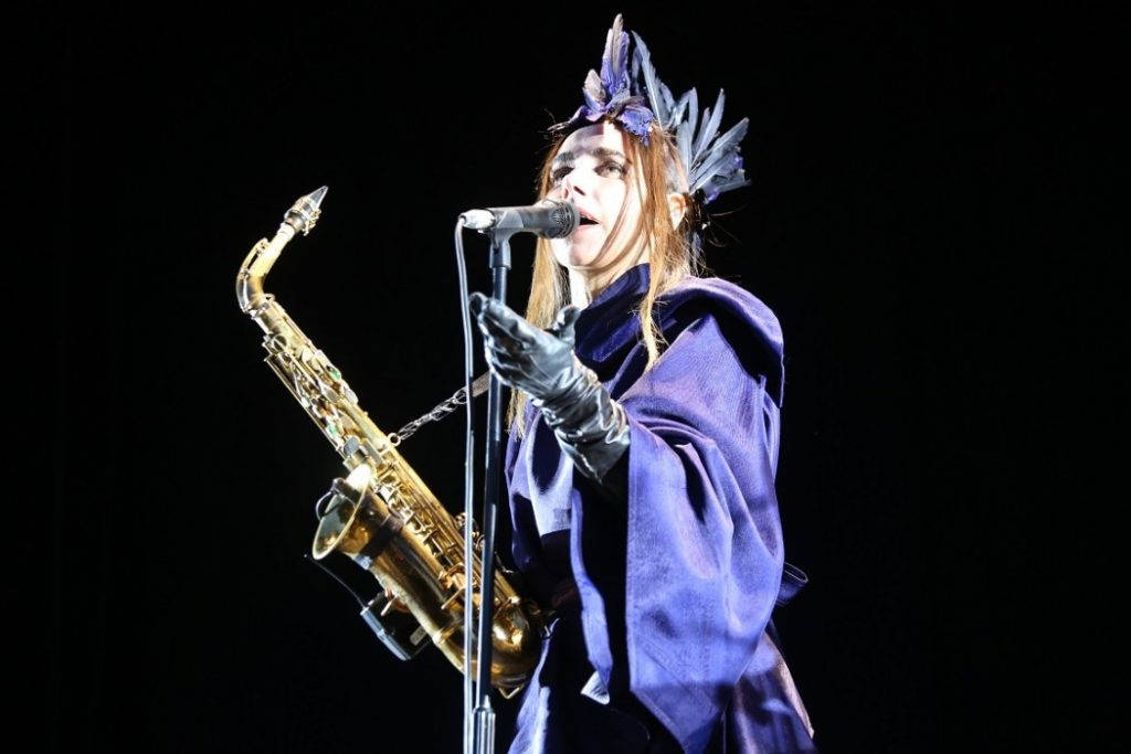 PJ Harvey hadde pyntet seg for anledningen. Foto: Erik Valebrokk