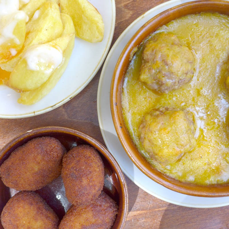 De ser kanskje ikke all verden ut, men milde himmel så gode kjøttbollene på SantAgustina smaker! Foto: Helle Øder Valebrokk