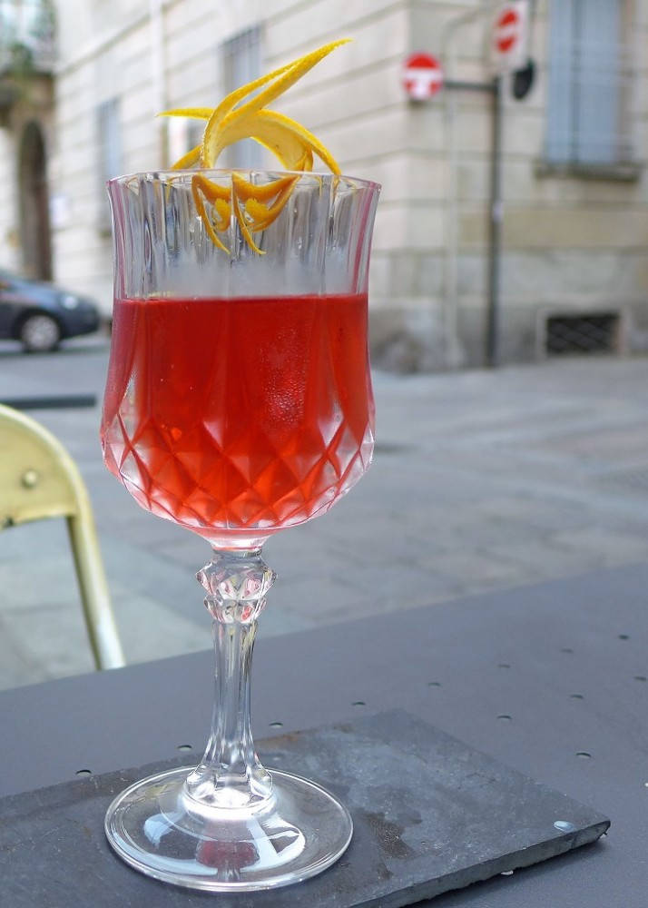 Dette er Samuele Campaninis asiatiske vri på Negroni. Legg merke til at det ikke er noen isbiter her, men glasset er ferdig avkjølt. Foto: Helle Øder Valebrokk