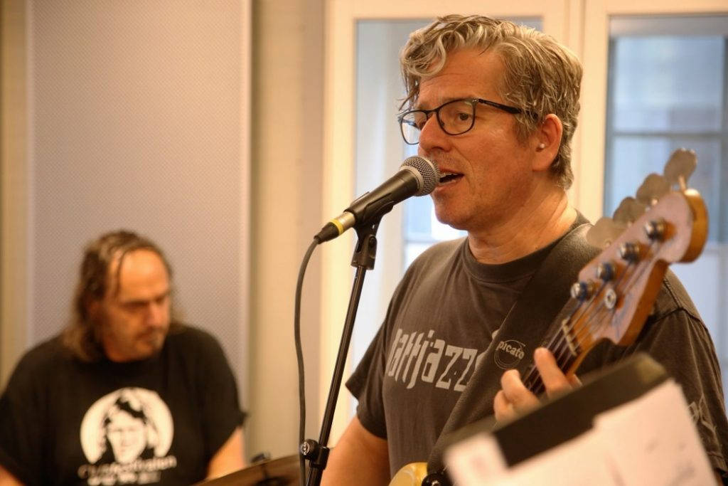 Får du egentlig tightere rytmeseksjon enn Audun Erlien på bass og Paolo Vinaccia på trommer? Foto: Erik Valebrokk