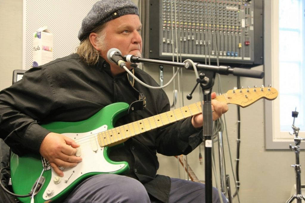 Knut Reiersrud er "ganske" flink til å spille, han også. Foto: Erik Valebrokk