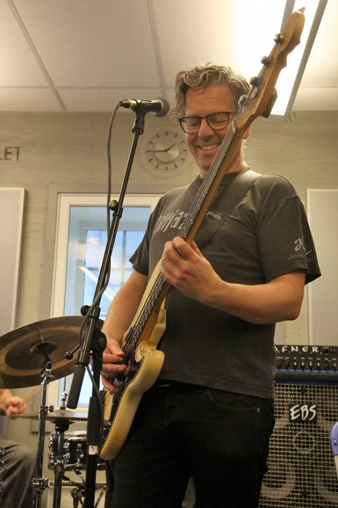 Audun Erlien begynner å få taket på bassen nå. Foto: Erik Valebrokk