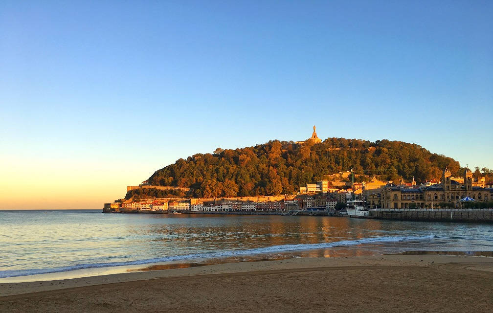 Det er svært vakkert når solen står opp over San Sebastián. Foto: Erik Valebrokk