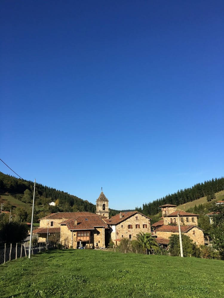 Axpe er mer en klynge hus enn en landsby, og her finner du verdens tiende beste restaurant, Asador Etxebarri. Foto: Erik Valebrokk