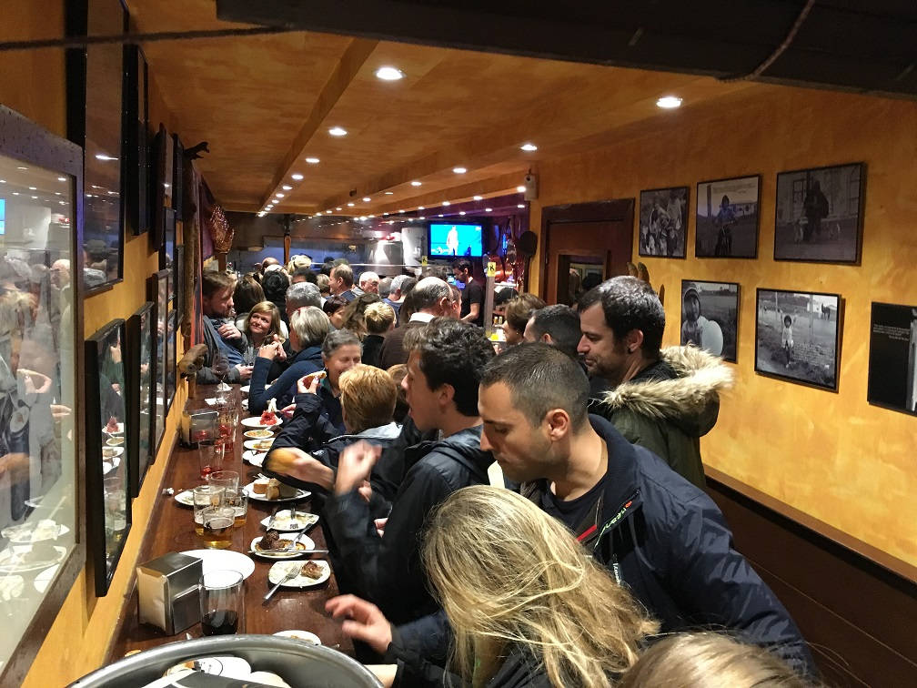 Det blir mildt sagt kaotisk på de mest populære pintxosbarene. Foto: Erik Valebrokk