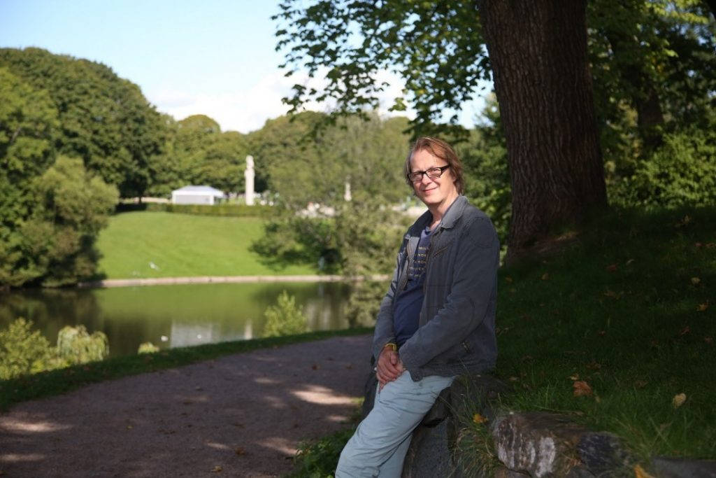 Av en eller annen grunn har Lars aldri skrevet en sang om Frognerparken. Her er han fotografert bare noen få dager før den første konserten etter hjerteoperasjonen. Foto: Erik Valebrokk