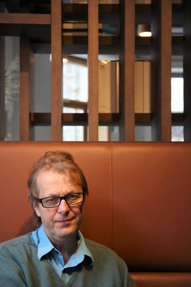 Lars filosoferer mye over alt han ikke får tid til, lese, høre musikk og så videre. Foto: Erik Valebrokk