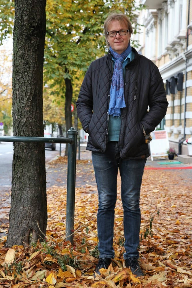 Lars i høstløvet fra kastanjetrærne i Bygdøy allé. Det er heldigvis noen igjen av dem. Foto: Erik Valebrokk
