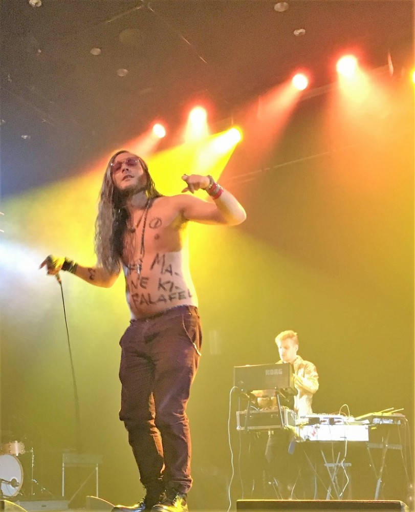 "This machine kills falafel" er kanskje ikke det smarteste budskapet jeg har notert meg, men det svingte godt av Kött Grá Pje. Foto: Erik Valebrokk