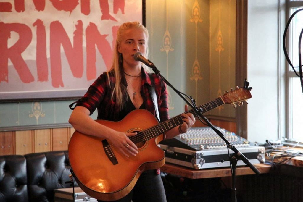 Jónína Aradóttir gjorde en strålende figur med fine, litt nedpå countryaktige sanger. Foto: Erik Valebrokk