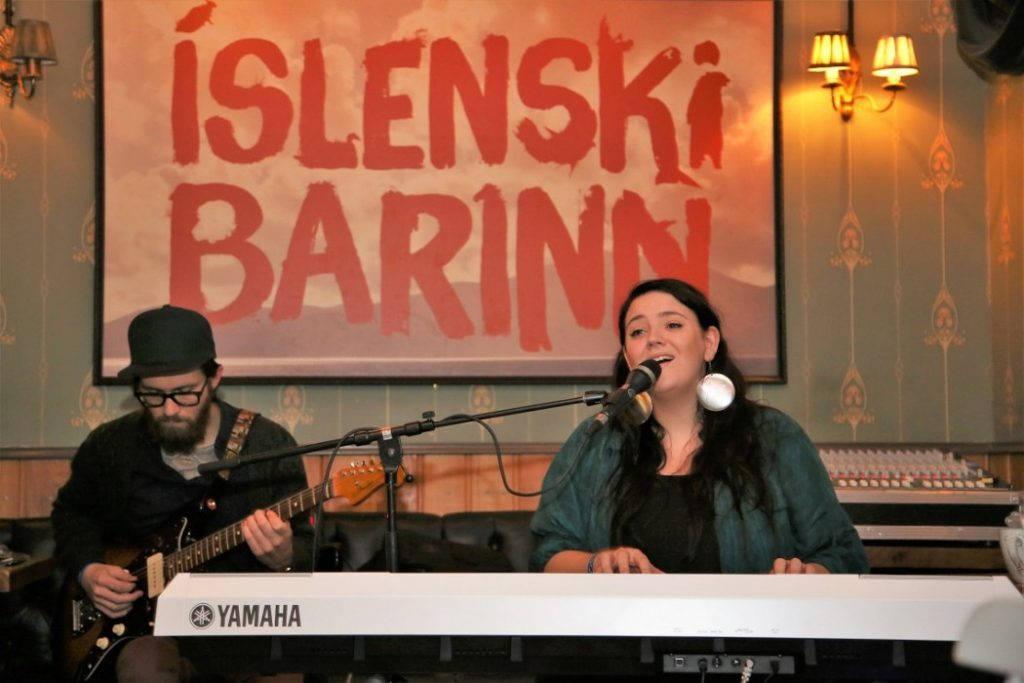 Una Stef med gitaristen Daniel leverte et kort, men velklingende sett. Foto: Erik Valebrokk