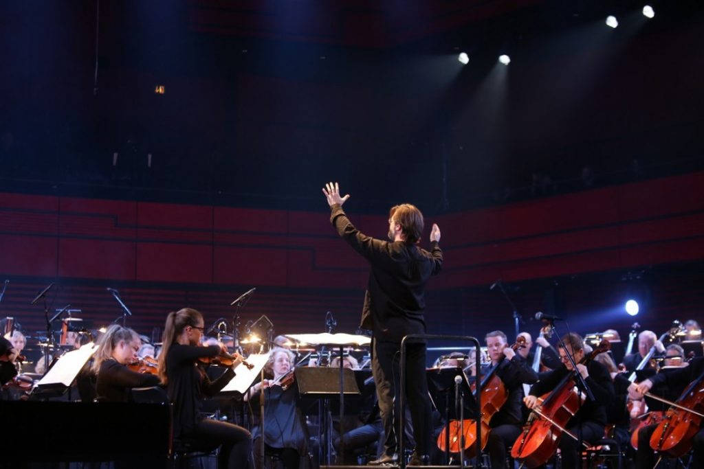 Det var et fascinerende samarbeid vi fikk se mellom Bedroom Community og The Iceland Symphony Orchestra. Foto: Erik Valebrokk