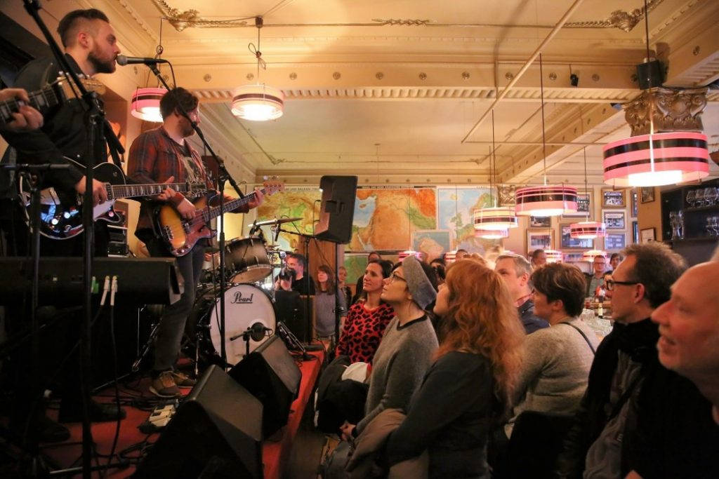 Det er stappfullt på den lille klubben The Laundromat når Dikta spiller sitt korte sett. På scenen ses frontfigur Haukur og hired hand Magnus. Foto: Erik Valebrokk