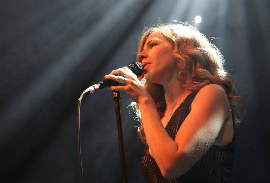 Rachael Price i Lake Street Dive har en stemme som bærer. Veien er ikke SÅ lang til Aretha Franklin, for å si det sånn. Foto: Erik Valebrokk