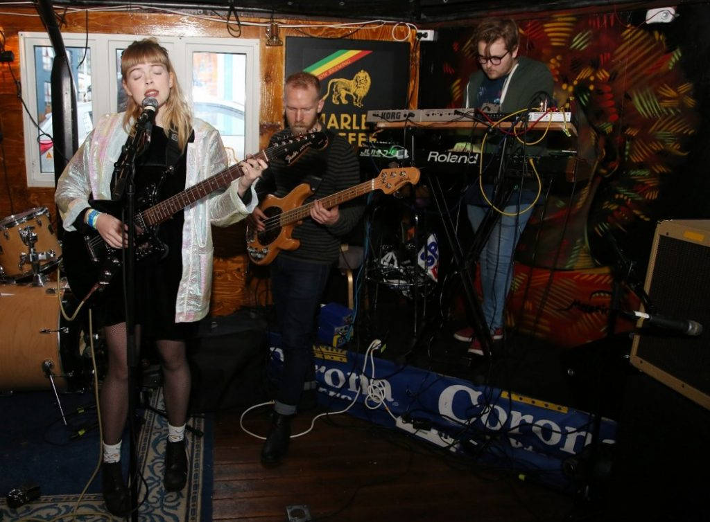 Katrín Helga Andrésdottír og resten av kriki. Det er vanskelig å se på bildet, men Katrin var iført hvite nettingstrømper og sokker med speilegg, en uvanlig kleskombinasjon. Foto: Erik Valebrokk