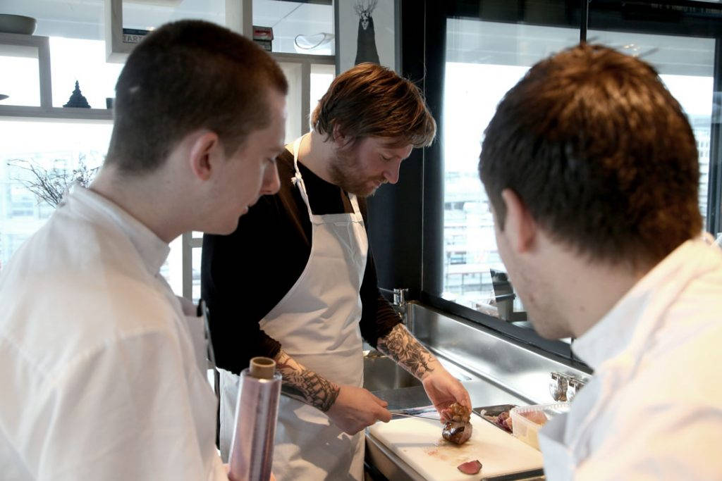 Esben i arbeid på testkjøkkenet. Foto: Erik Valebrokk