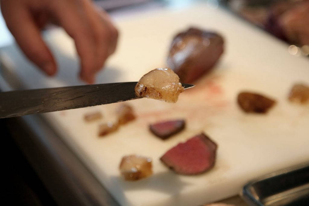 Dette lille stykket reinsdyrfett er så rikt på smak at det nesten er latterlig. Dette er noe Esben for tiden eksperimenterer med. Foto: Erik Valebrokk