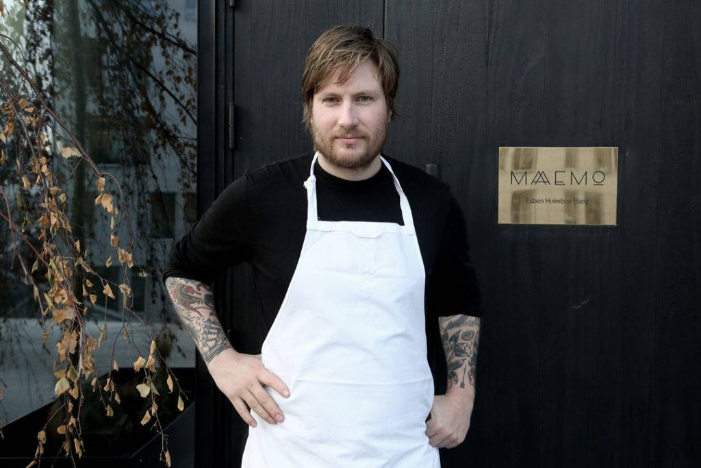 - Det er noe Mordor-aktig over denne, sier Esben om den nye døren på Maaemo og sikter altså til landet i Ringenes herre der Sauron regjerer. Foto: Erik Valebrokk