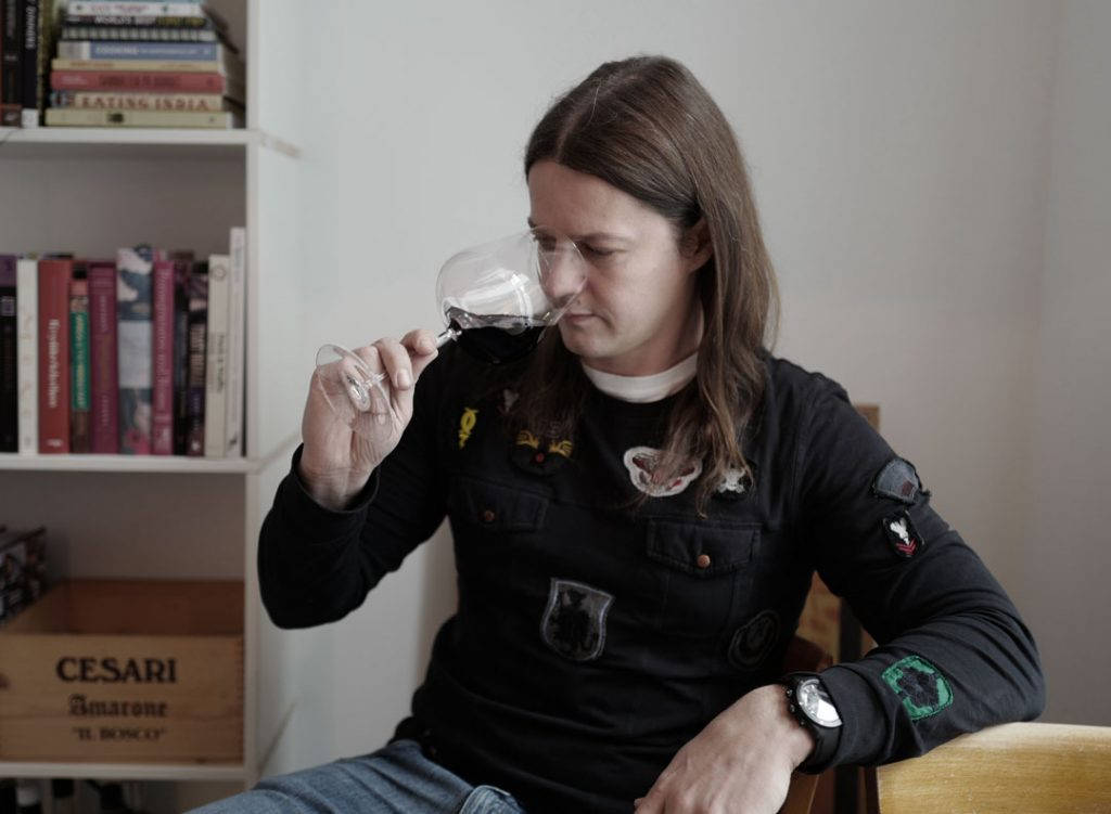 Esbens venn Sigurd Wongraven arbeider med å lage et slags lydspor til Maaemo. Foto: Helle Øder Valebrokk