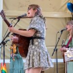 Stine Andreassen i front av The Northern Belle som har gjort tidenes versjon av Sufjan Stevens' «Chicago». Foto: Erik Valebrokk