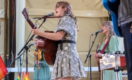 Stine Andreassen i front av The Northern Belle som har gjort tidenes versjon av Sufjan Stevens' «Chicago». Foto: Erik Valebrokk