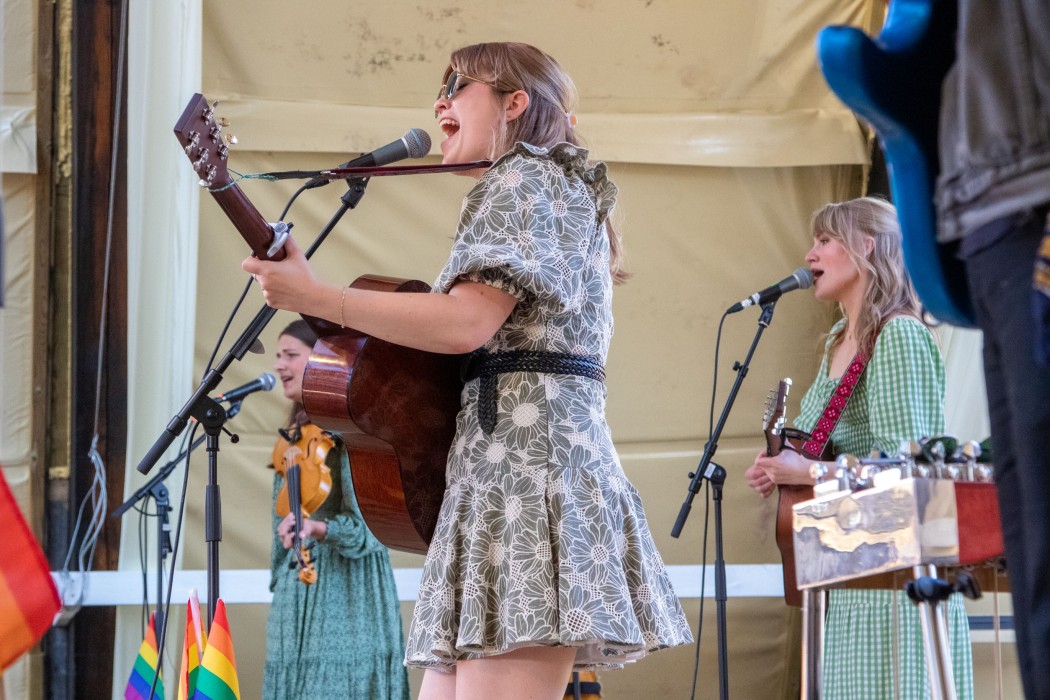 Stine Andreassen i front av The Northern Belle som har gjort tidenes versjon av Sufjan Stevens' «Chicago». Foto: Erik Valebrokk