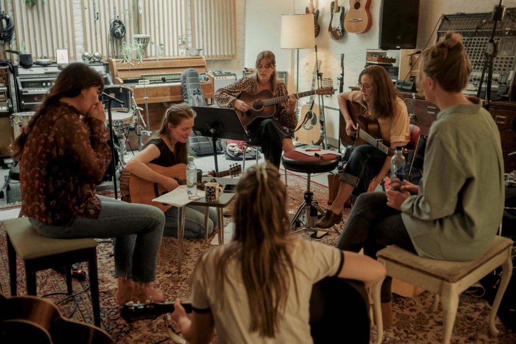 For en gjeng! Ida Jenshus, Signe Marie Rustad, Stine Andreassen, Mari Sandvær Kreken, og med ryggen til, Malin Pettersen og Live Miranda Solberg. Foto: Marthe Amanda Vannebo