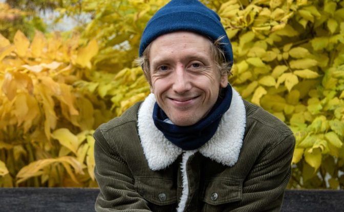 Jonas Alaska triumferer etter ti år i manesjen. Girl er hans beste plate til nå. Foto: Erik Valebrokk