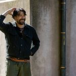 Det er ikke rart Kenneth Ishak klør seg i huet. Når Maskorama går på TV, hvordan skal han da få omtale av den nydelige nye plata si? Foto: Erik Valebrokk