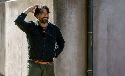 Det er ikke rart Kenneth Ishak klør seg i huet. Når Maskorama går på TV, hvordan skal han da få omtale av den nydelige nye plata si? Foto: Erik Valebrokk