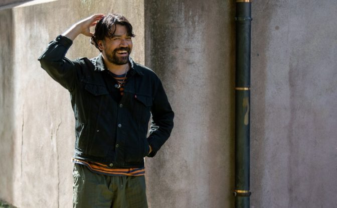 Det er ikke rart Kenneth Ishak klør seg i huet. Når Maskorama går på TV, hvordan skal han da få omtale av den nydelige nye plata si? Foto: Erik Valebrokk