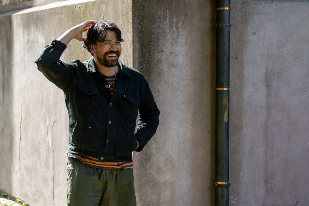 Det er ikke rart Kenneth Ishak klør seg i huet. Når Maskorama går på TV, hvordan skal han da få omtale av den nydelige nye plata si? Foto: Erik Valebrokk