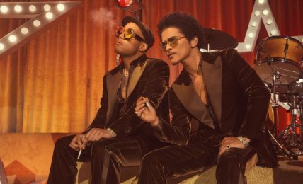 Silk Sonic, bestående av Anderson .Paak og Bruno Mars, er representert på spillelisten med nydelige «Leave The Door Open». Foto: Warner Music Norway
