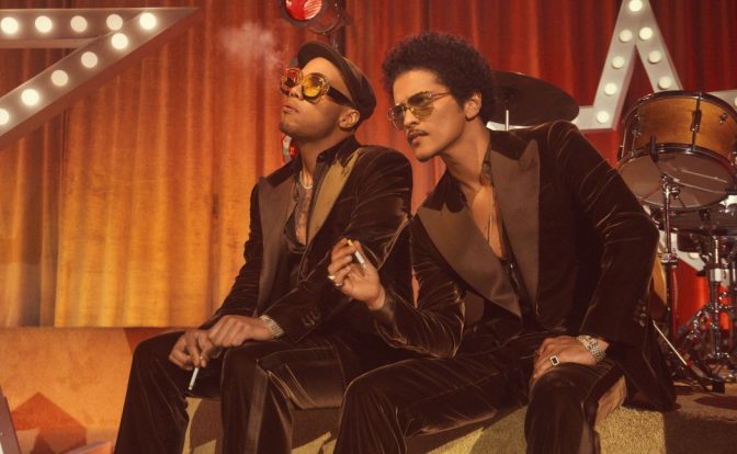 Silk Sonic, bestående av Anderson .Paak og Bruno Mars, er representert på spillelisten med nydelige «Leave The Door Open». Foto: Warner Music Norway