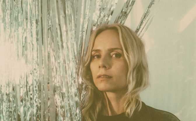 Charlotte Qvale er halvt islandsk, og det høres på «Bones». Foto: Julia Naglestad