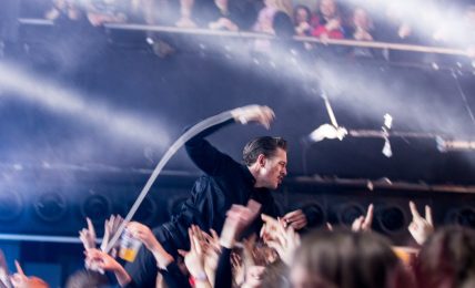 En konsert med The Dogs er ikke kjedelig og kan være som en treningsøkt i seg selv, i det minste for frontmann Kristopher Schau. Foto: Per-Otto Oppi Christiansen