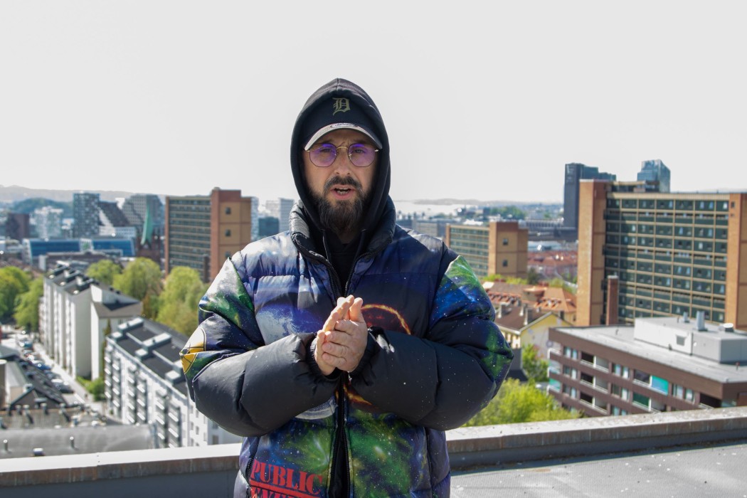 - Jeg er så Oslo du kan kalle meg for Nilsen. Don Martin på toppen av Hagegata 22 på Tøyen. Foto: Erik Valebrokk